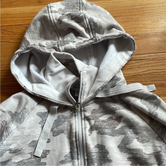 NWOT Athleta Triumph Printed Hoodie Grey Camo XS - Picture 7 of 9